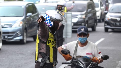 Polisi menghentikan pengendara motor yang tidak mengenakan helm saat Operasi Zebra Semeru 2023 di kawasan Tunjungan, Surabaya, Jawa Timur, Kamis (7/9/2023). Foto: ANTARA FOTO/Didik Suhartono