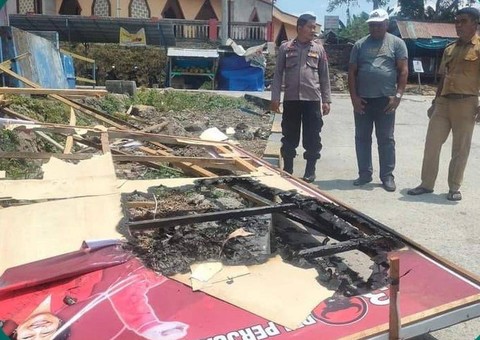 Aipda AL merusak dan membakar baliho bacapres Ganjar Pranowo di daerah Kabupaten Buton Tengah (Buteng), Sulawesi Tenggara (Sultra). Foto: Dok. Istimewa