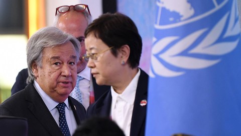Sekjen Persatuan Bangsa-Bangsa (PBB) Antonio Guterres (kiri) berjalan usai konferensi pers KTT ke-43 ASEAN di Jakarta Convention Center, Jakarta, Kamis (7/9/2023). Foto: Media Center KTT ASEAN 2023/Harviyan Perdana Putra
