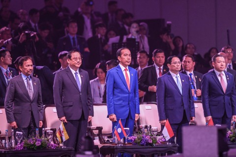 Presiden Joko Widodo (tengah) bersama (dari kiri) bersama sejumlah pemimpin negara mengikuti acara penutupan KTT ke-43 ASEAN 2023 di Jakarta Convention Center, Jakarta, Kamis (7/9/2023). Foto: Galih Pradipta/ANTARA FOTO