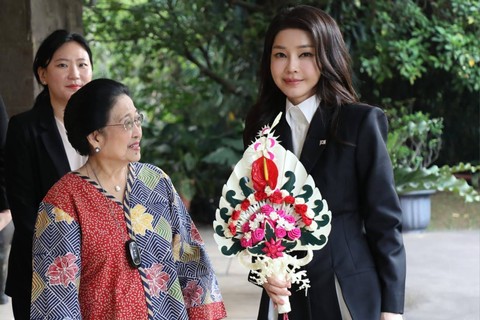 Presiden ke-5 RI Megawati Soekarnoputri menyambut kedatangan Ibu Negara Korea Selatan (Korsel) Kim Keon Hee di Istana Batu Tulis, Bogor, Kamis (7/9/2023). Foto: Dok. PDIP