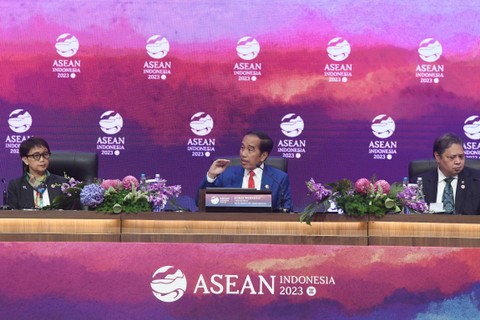 Presiden Jokowi memberikan paparan pada konferensi pers penutupan KTT ke-43 ASEAN 2023 di JCC, Jakarta, Kamis (7/9/2023). Foto: Raisan Al Farisi/ANTARA FOTO