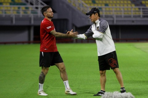 Pelatih Timnas Indonesia Shin Tae-yong (kanan) menyalami pemainnya Marc Anthony Klok (kiri) saat latihan di Stadion Gelora Bung Tomo, Surabaya, Jawa Timur, Kamis (7/9/2023). Foto: Moch Asim/ANTARA FOTO