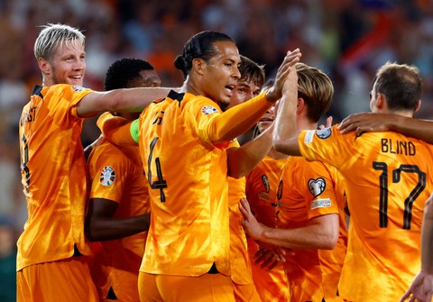 Pemain Belanda Marten de Roon merayakan gol pertama mereka bersama Virgil van Dijk, Wout Weghorst dan rekan setimnya saat pertandingan Kualifikasi Euro 2024 di Stadion Philips, Eindhoven, Belanda. Foto: Piroschka Van De Wouw/Reuters