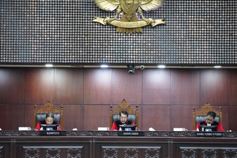 Ketua MK Anwar Usman (tengah) memimpin sidang sidang pemeriksaan pendahuluan uji materi Undang-Undang (UU) Nomor 34 Tahun 2004 tentang Tentara Nasional Indonesia (TNI), yakni terkait usia pensiun prajurit TNI. Foto: Dok. Istimewa