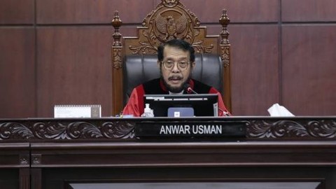 Ketua MK Anwar Usman memimpin sidang panel pendahuluan perkara pengujian Undang-Undang Nomor 34 Tahun 2004 tentang Tentara Nasional Indonesia, Kamis (7/9) di Ruang Sidang MK. Foto: Humas MK/Ifa