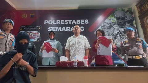 Bayu Aji Anwari (46), pengasuh pondok Hidayatul Hikmah Al Kahfi di Kota Semarang, Jawa Tengah yang perkosa 6 santri saat dihadirkan dalam jumpa pers. Foto: Intan Alliva/kumparan
