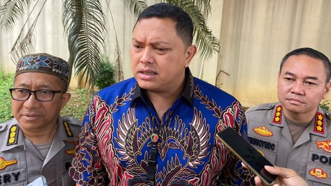 Dirkrimum Polda Metro Kombes Pol Hengki Haryadi (tengah), Kabiddokes Polda Metro, Kombes Pol Hery Wijatmoko (kiri), dan Kabid Humas Polda Metro, Kombes Pol Trunoyudo Wisnu Andiko (kanan), di Polda Metro Jaya, Jumat (8/9/2023). Foto: Thomas Bosco/kumparan