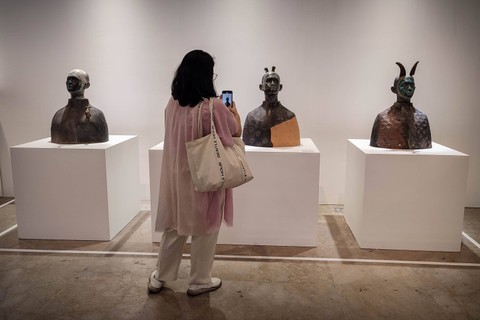 Pengunjung melihat karya seni pada pameran bertajuk "Korea-Indonesia Ceramic Art Connecting 5,296km" di Museum Nasional, Jakarta, Jumat (8/9). Foto: Jamal Ramadhan/kumparan