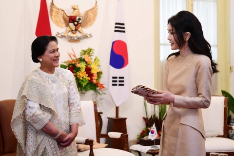Ibu Negara Iriana Jokowi bersama Istri Presiden Republik Korea, Kim Keon Hee, berkeliling di Istana Merdeka, Jakarta, Jumat (8/9/2023). Foto: Lukas/Biro Pers Sekretariat Presiden