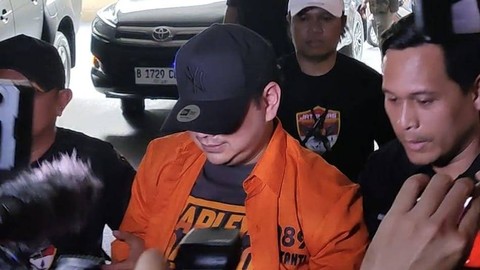 Buronan kasus kepemilikan senjata api ilegal, Mahendra Dito Sampurna tiba di Bareskrim Polri, Jumat (8/9). Foto: Jonathan Devin/kumparan