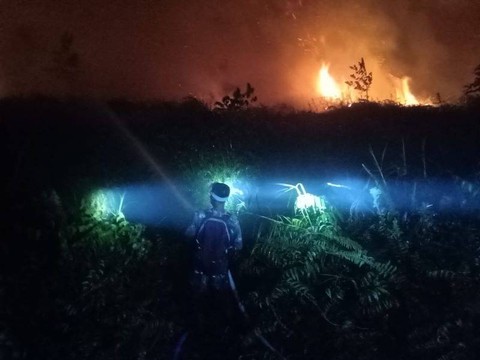  Tim dari LPHD Padu Banjar memadamkan karhutla hingga malam hari. (Foto dok : Samsidar/Ketua LPHD Padu Banjar).