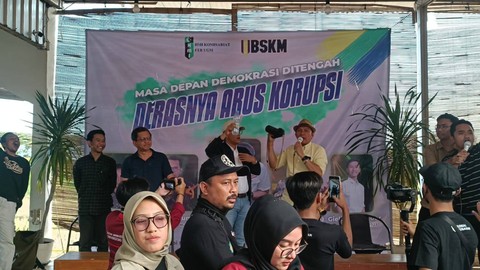 Pakar hukum tata negara dan pengamat politik Refly Harun kena lemparan botol saat acara diskusi bersama Rocky Gerung di Kopi Nuri, Condongcatur, Depok, Kabupaten Sleman, Jumat (8/9/2023). Foto: Arfiansyah Panji Purnandaru/kumparan
