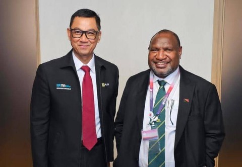 Direktur Utama PLN, Darmawan Prasodjo (kiri) bersama dengan Perdana Menteri Papua Nugini, James Marape (kanan) sesaat setelah pertemuan Indonesia dengan Pemerintah Papua Nugini, Kamis, (7/9/2023). Foto: Dok. PLN