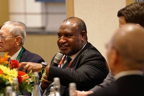 Perdana Menteri Papua Nugini, James Marape mengapresiasi kerja sama yang terjalin antara Indonesia dan Papua Nugini untuk melistriki Desa Wutung, Papua Nugini. Foto: Dok. PLN