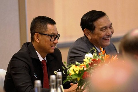 Direktur Utama PLN, Darmawan Prasodjo, dan Menko Marves Luhut Binsar Panjaitan dalam pertemuan antara Indonesia dan Papua Nugini di sela-sela acara Indonesia Sustainability Forum 2023, Kamis (7/9/2023). Foto: Dok. PLN