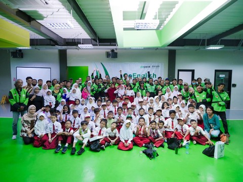 Gojek memberikan kursus bahasa Inggris gratis kepada ribuan anak mitra driver. Foto: dok. Gojek