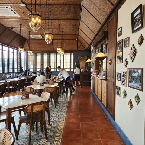 Suasana Made's Warung baru di PIK, Jakarta, Jumat (8/9/2023). Foto: Azalia Amadea/kumparan