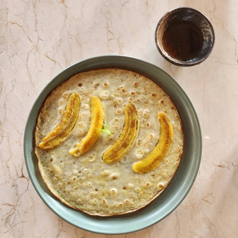 Pancak pisang-Makanan di Made's Warung baru di PIK, Jakarta, Jumat (8/9/2023). Foto: Azalia Amadea/kumparan