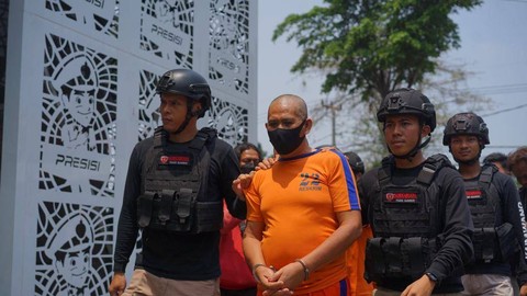 Tersangka kasus pembuatan STNK dan BPKB palsu di Polres Karawang, Jumat (8/9/2023).   Foto: Dok. Istimewa
