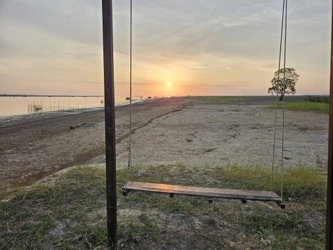 Menikmati momen matahari tenggelam layaknya di pinggir pantai yang dapat dirasakan oleh wisatawan di Danau Semayang yang sedang surut menggunakan ayunan yang instagrammable. Foto: Muhammad Rizqy Septyandy (Dokumentasi Pribadi)