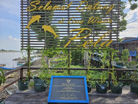 Salah satu landmark Desa Wisata Pela yang diresmikan oleh Menteri Pariwisata dan Ekonomi Kreatif, Sandiaga Salahudin Uno, pada saat kunjungan setelah Desa Pela dinyatakan sebagai peringkat ketiga nasional pada ajang Anugrah Desa Wisata Indonesia (ADWI) tahun 2022. Foto: Muhammad Rizqy Septyandy (Dokumentasi Pribadi)