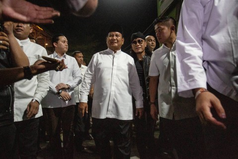 Bakal calon presiden Prabowo Subianto berjalan setibanya di Pondok Pesantren Ora Aji, Sleman, DI Yogyakarta, Jumat (8/9/2022). Foto: Hendra Nurdiyansyah/ANTARA FOTO