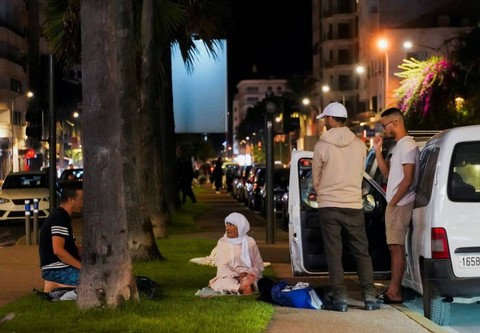 Warga berjaga di luar ruangan setelah gempa yang melanda Maroko. Foto: Abdelhak Balhaki/REUTERS