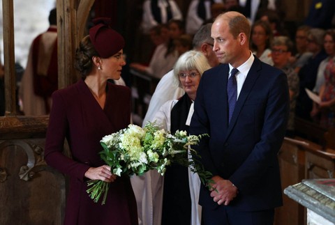 Pangeran Harry dan Kate Middleton kenang setahun berpulangnya Ratu Elizabeth II di Katedral St. Davids, Inggris. Foto: Toby Melville/REUTERS