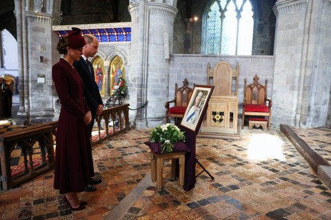 Pangeran Harry dan Kate Middleton kenang setahun berpulangnya Ratu Elizabeth II di Katedral St. Davids, Inggris. Foto: Toby Melville/REUTERS