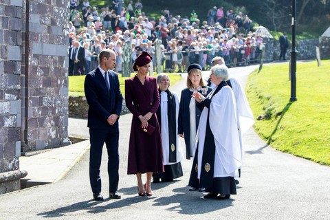 Pangeran Harry dan Kate Middleton kenang setahun berpulangnya Ratu Elizabeth II di Katedral St. Davids, Inggris. Foto: Toby Melville/REUTERS