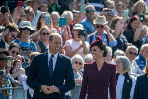 Pangeran Harry dan Kate Middleton kenang setahun berpulangnya Ratu Elizabeth II di Katedral St. Davids, Inggris. Foto: Toby Melville/REUTERS