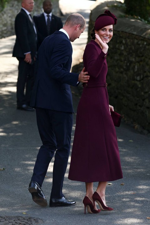 Pangeran Harry dan Kate Middleton kenang setahun berpulangnya Ratu Elizabeth II di Katedral St. Davids, Inggris. Foto: Toby Melville/REUTERS