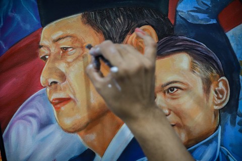 Sejumlah seniman lukis menyelesaikan lukisan bertema Partai Demokrat, AHY dan SBY di DPP Partai Demokrat, Jakarta, Sabtu (9/9/2023). Foto: Jamal Ramadhan/kumparan
