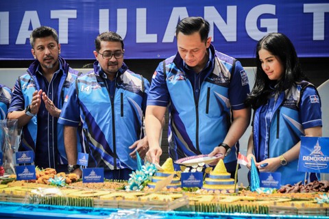 Ketua Umum Partai Demokrat Agus Harimurti Yudhoyono (AHY) mendampingi istrinya yang sekaligus Ketua Umum Srikandi Partai Demokrat, Annisa Pohan saat menilai tumpeng dalam acara acara Ulang Tahun ke-74 Presiden ke-6 RI Susilo Bambang Yudhoyono. Foto: Jamal Ramadhan/kumparan