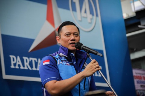 Ketua Umum Partai Demokrat Agus Harimurti Yudhoyono (AHY) menyampaikan sambutan pada acara Ulang Tahun ke-74 Presiden ke-6 RI Susilo Bambang Yudhoyono dan peringatan Hari Ulang Tahun ke-22 Partai Demokrat di Taman Politik DPP Partai Demokrat, Jakarta Foto: Jamal Ramadhan/kumparan