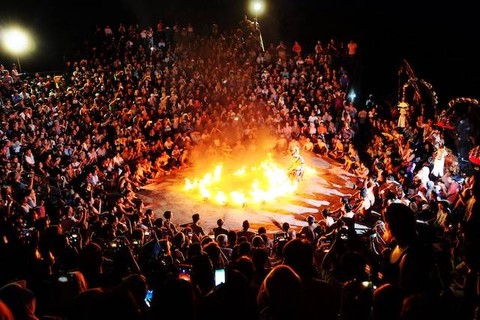 Ilustrasi sebutkan langkah-langkah tari kecak, sumber foto: unsplash.com/Mauro-Fabio Cilurzo