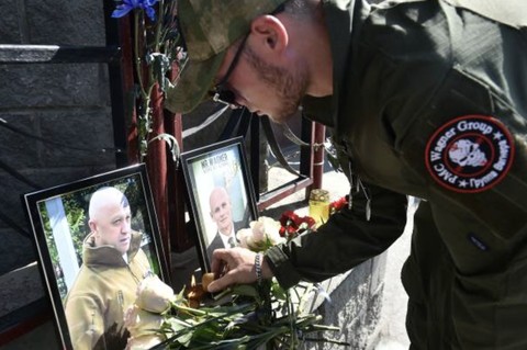 Personel Wagner mengenang yang gugur. Foto: Shutterstock