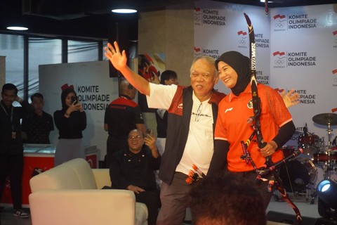 Atlet panahan, Diananda Chaerunnisa (kanan), bersama Chef de Mission Asian Games, Basuki Hadimuljono (kiri), dalam launching jersey kontingen Indonesia untuk Asian Games 2023 di Kantor KOI, Jakarta, pada Sabtu (9/9). Foto: Jodi Hermawan/kumparan