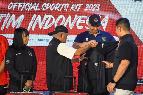Ketua KOI Raja Sapta Oktohari menyaksikan Chef de Mission (CdM) Tim Indonesia di Asian Games 2022 Basuki Hadimuljono memberikan jaket kepada Menpora Dito Ariotedjo di Kantor Komite Olimpiade Indonesia (KOI) di Jakarta, Sabtu (9/9/2023). Foto: M Risyal Hidayat/ANTARA FOTO