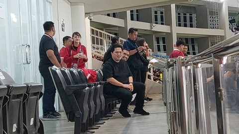 Ketum PSSI, Erick Thohir, nonton di tribune VIP Stadion Manahan Solo saat Timnas U-23 Indonesia melawan Taiwan di laga Kualifikasi Piala Asia 2024, Sabtu (9/9/2023). Foto: kumparan