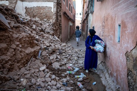Seorang warga berjalan melewati reruntuhan setelah gempa di Marrakesh, Maroko, Sabtu (9/9/2023). Foto: Fadel Senna/AFP