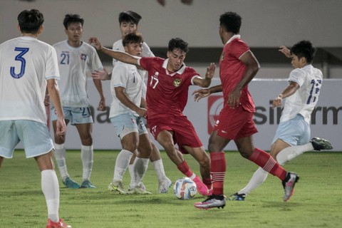 Pemain Timnas Indonesia Rafael William Struick (ketiga kanan) berusaha melewati hadangan pemain Chinese Taipei pada pertandingan grup K kualifikasi Piala Asia U-23 AFC 2024 di Stadion Manahan, Solo, Jawa Tengah, Sabtu (9/9/2023). Foto: Mohammad Ayudha/ANTARA FOTO