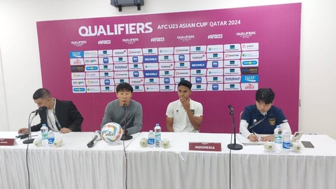 Shin Tae-yong dan Marselino Ferdinan hadiri konferensi pers usai laga Timnas U-23 Indonesia vs Taiwan di laga Kualifikasi Piala Asia 2023 di Stadion Manahan Solo, Sabtu (9/9/2023). Foto: kumparan