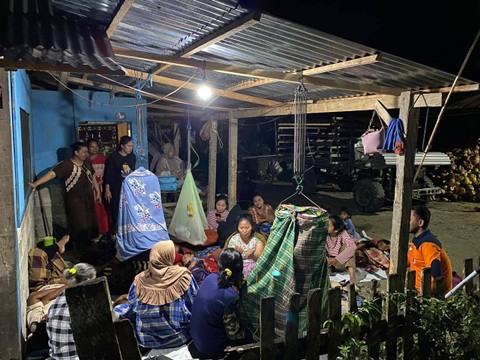 Warga mengungsi di halaman depan rumah mereka masing-masing setelah terjadi gempabumi M 6.3 di wilayah Kabupaten Donggala, Sulawesi Tengah, Sabtu (9/9/2023). Foto: BPBD Kabupaten Donggala