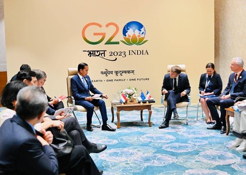 Presiden Jokowi dalam pertemuan bilateral dengan Presiden Republik Prancis Emmanuel Macron yang digelar di Bharat Mandapam, IECC, Pragati Maidan, New Delhi, India, pada Sabtu (9/9/2023). Foto: Laily Rachev/Biro Pers Sekretariat Presiden