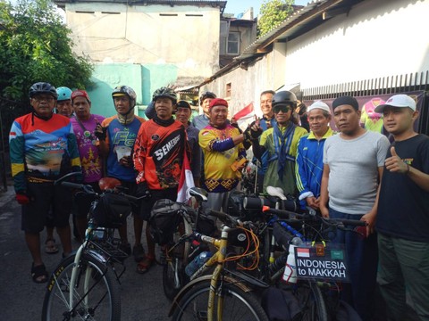 Sebelum memulai perjalannya Bang Wanto mendapatkan dukungan dan dilepas oleh rekan-rekan komunitas sepeda Federal Bandar Lampung. | Foto : Galih Prihantoro/ Lampung Geh