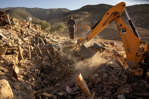 Warga mencari korban selamat akibat gempa di Moulay Brahim, provinsi Al-Haouz, Maroko, Sabtu (9/9/2023). Foto: FADEL SENNA/AFP
