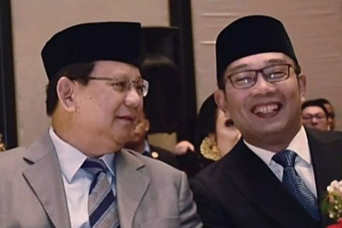Ridwan Kamil dan Prabowo di acara pernikahan anak Ketua DPRD Jabar M Taufik Hidayat beberapa waktu lalu di Kota Bandung, Sabtu (8/7/2020).   Foto: Twitter/@ridwankamil