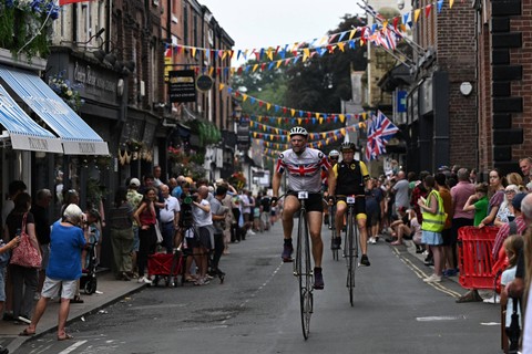 Sejumlah peserta berlomba saat balapan sepeda Penny Farthing dengan tema The Knutsford Great Race di Knutsford, Inggris pada Minggu (10/9/2023). Foto: Paul Ellis/AFP